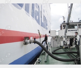 Ship bunkering with STW hose assembly and MannTek DDC Dry Disconnect Couplings